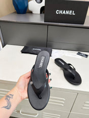 THONG SLIPPERS IN BLACK COWHIDE
