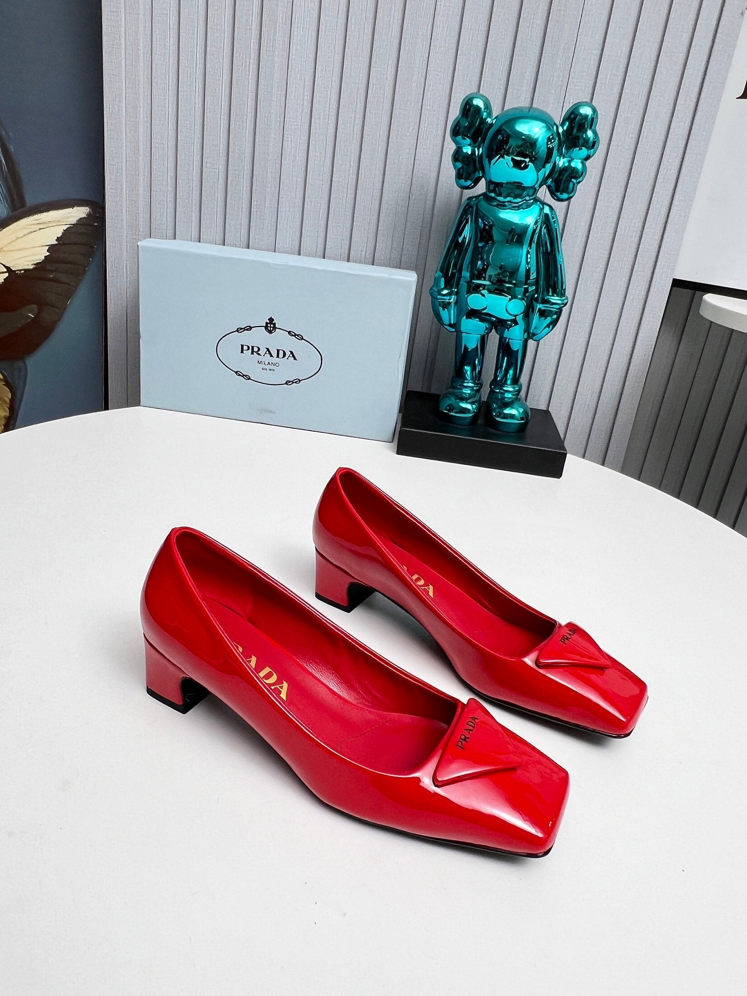 PRADA 26S SQUARE TOE PUMPS BLOCK HEEL 40MM IN RED PATENT CALFSKIN WITH LOGO