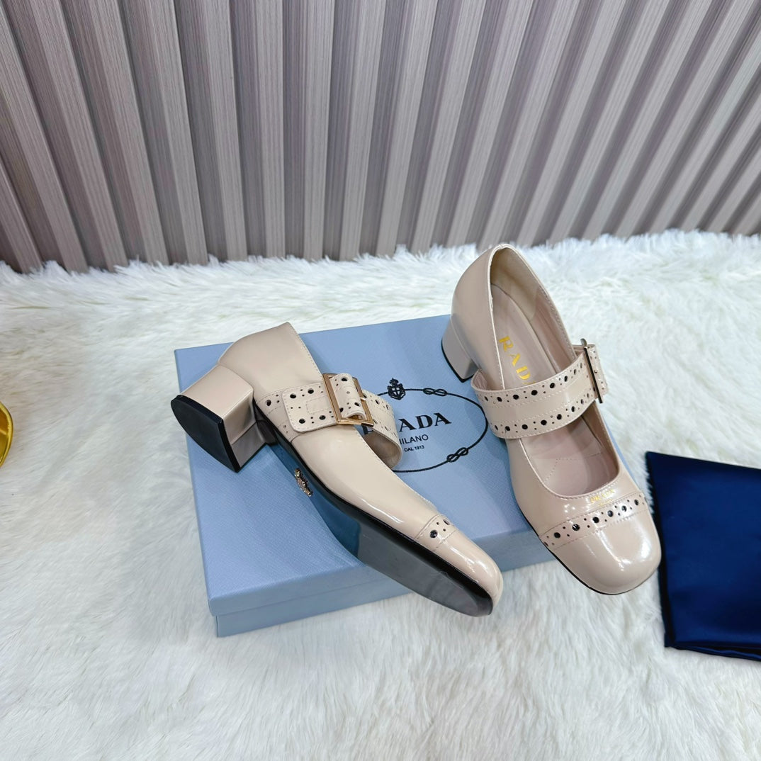 PRADA 26S ROUND TOE MARY JANE 40MM IN BEIGE PATENT CALFSKIN WITH STUD DETAIL