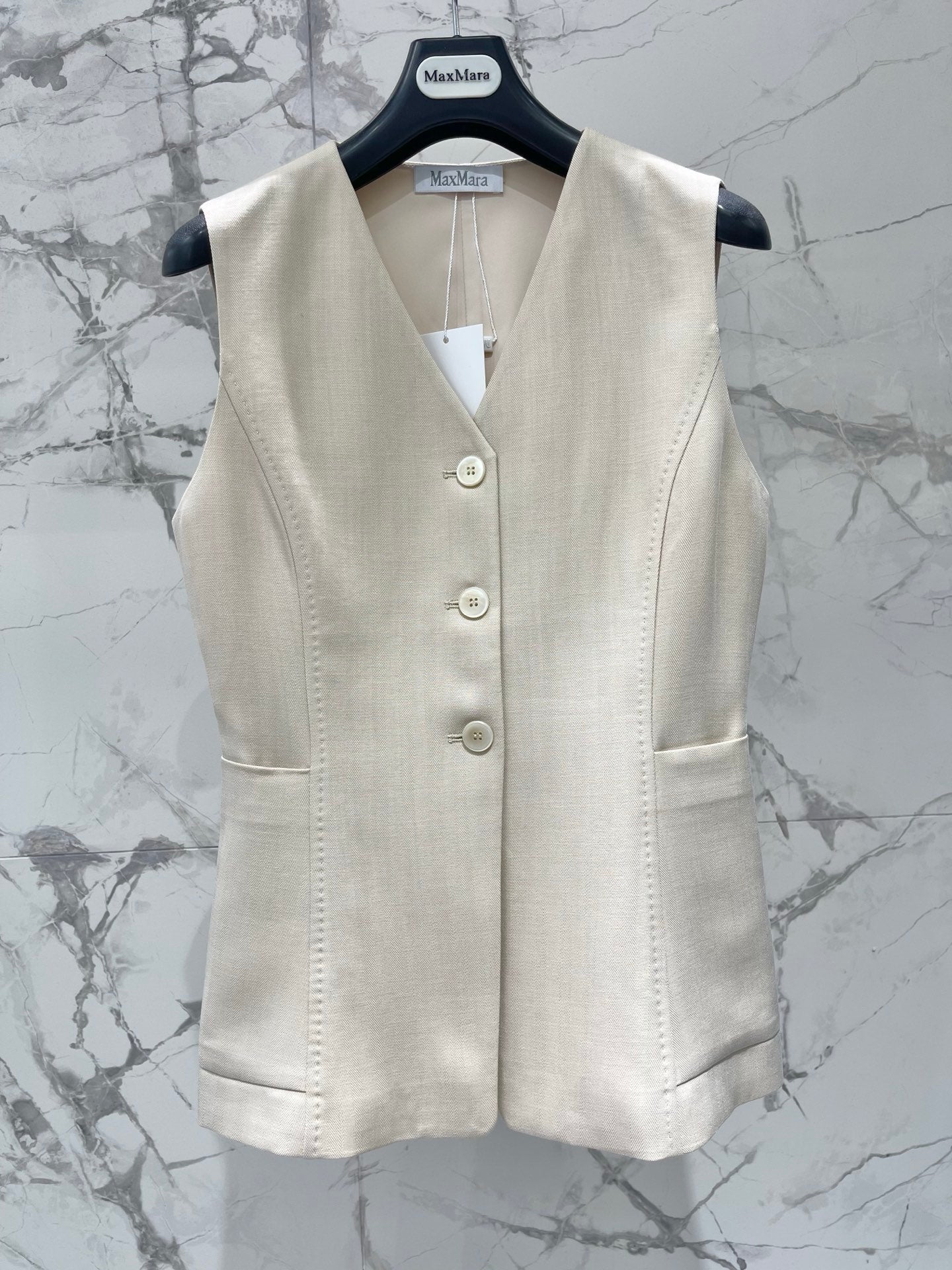 MAXMARA 26S SLEEVELESS V-NECK VEST 255