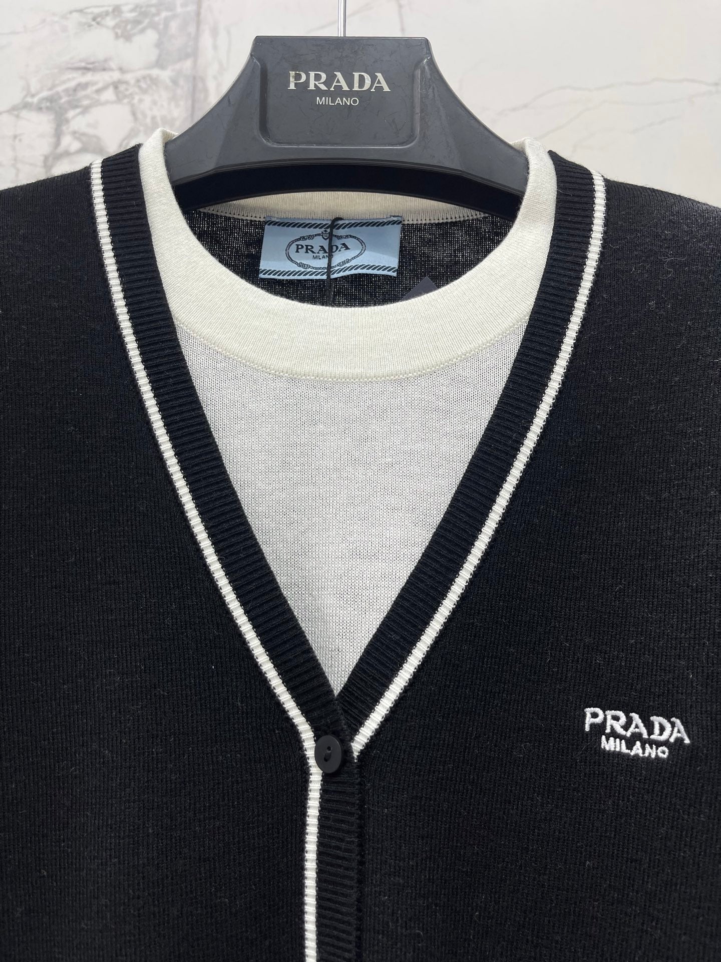 PRADA 26S V-NECK KNIT CARDIGAN 1237