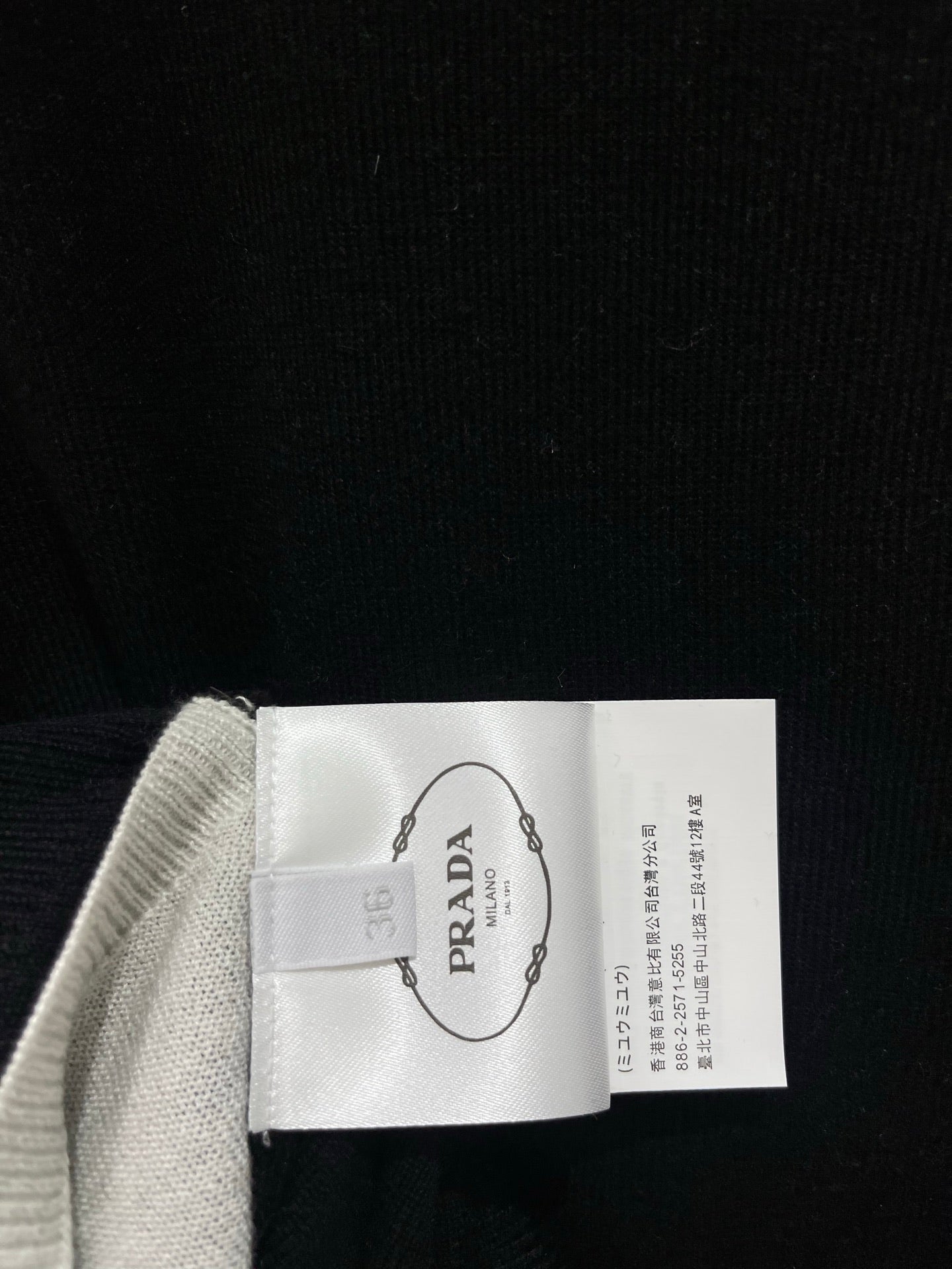 PRADA 26S V-NECK KNIT CARDIGAN 1237
