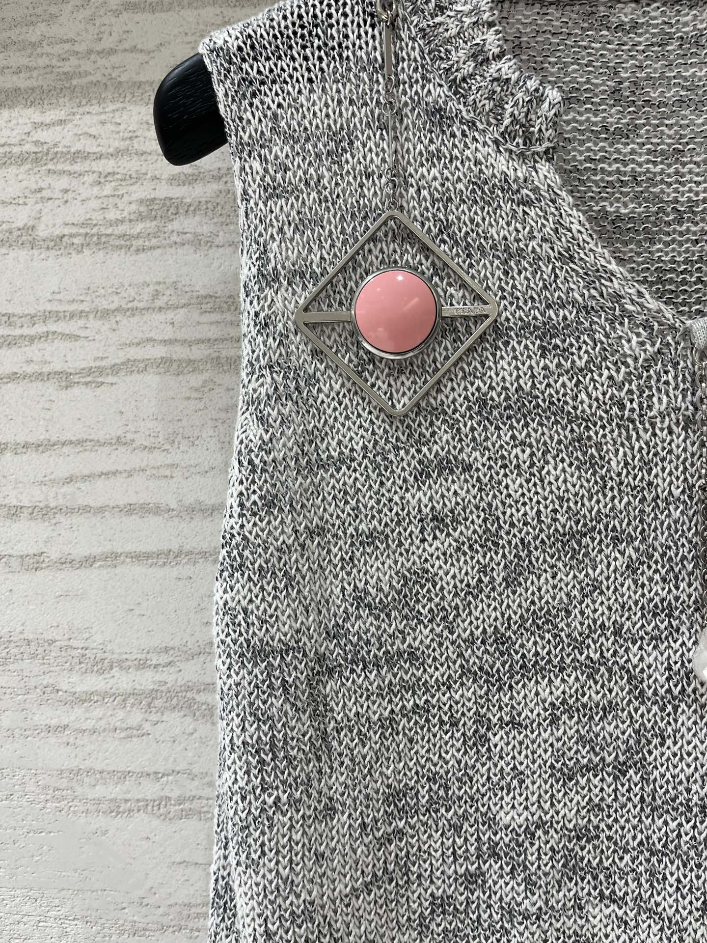 PRADA 26S SLEEVELESS KNIT VEST 1186