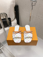 LV 26S FLAT MULE SANDALS IN WHITE MULTICOLOR MONOGRAM CANVAS WITH CALFSKIN BOW