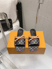 LV 26S FLAT MULE SANDALS IN BLACK MULTICOLOR MONOGRAM CANVAS WITH CALFSKIN BOW