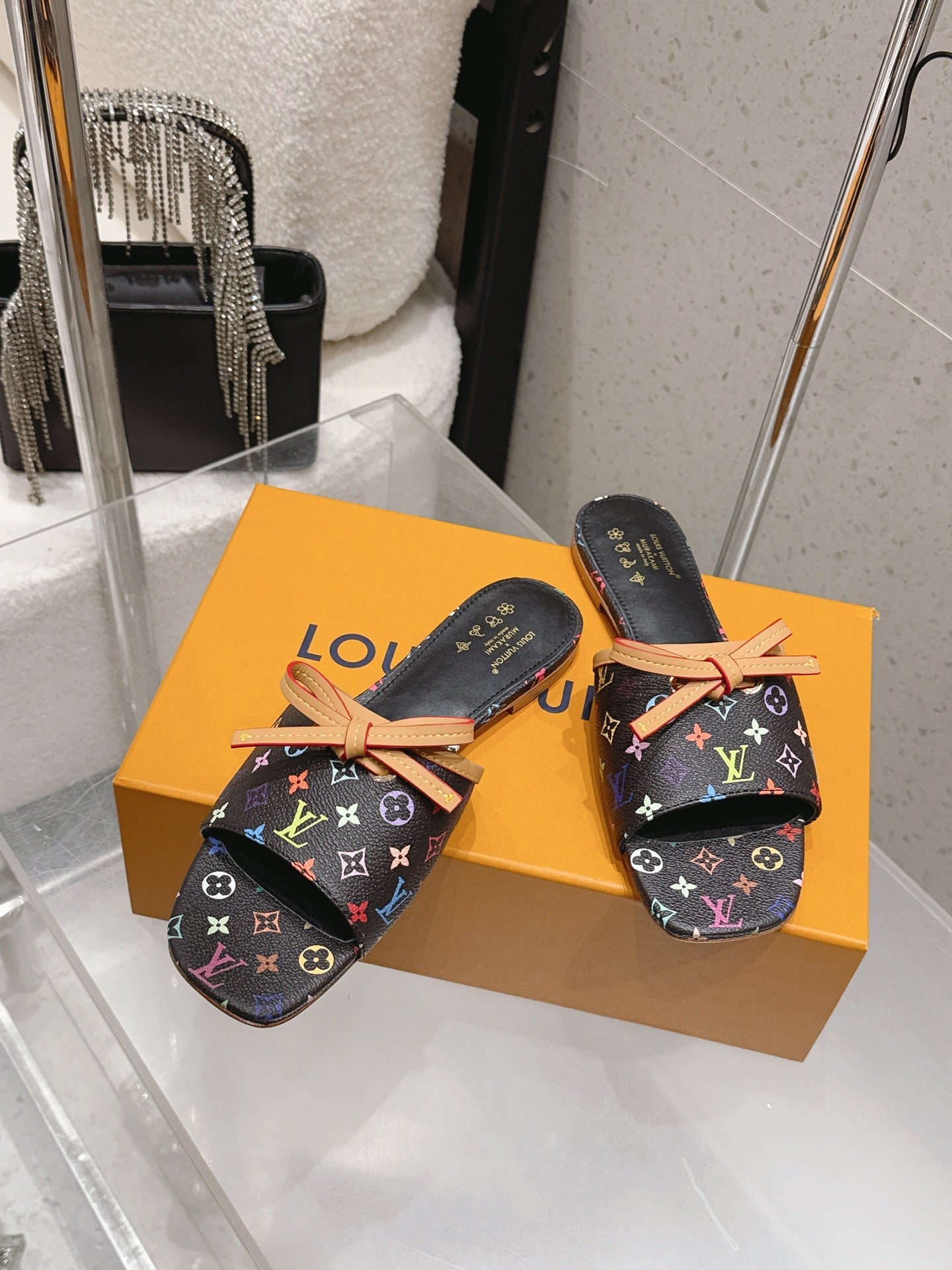 LV 26S FLAT MULE SANDALS IN BLACK MULTICOLOR MONOGRAM CANVAS WITH CALFSKIN BOW