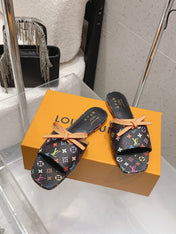 LV 26S FLAT MULE SANDALS IN BLACK MULTICOLOR MONOGRAM CANVAS WITH CALFSKIN BOW