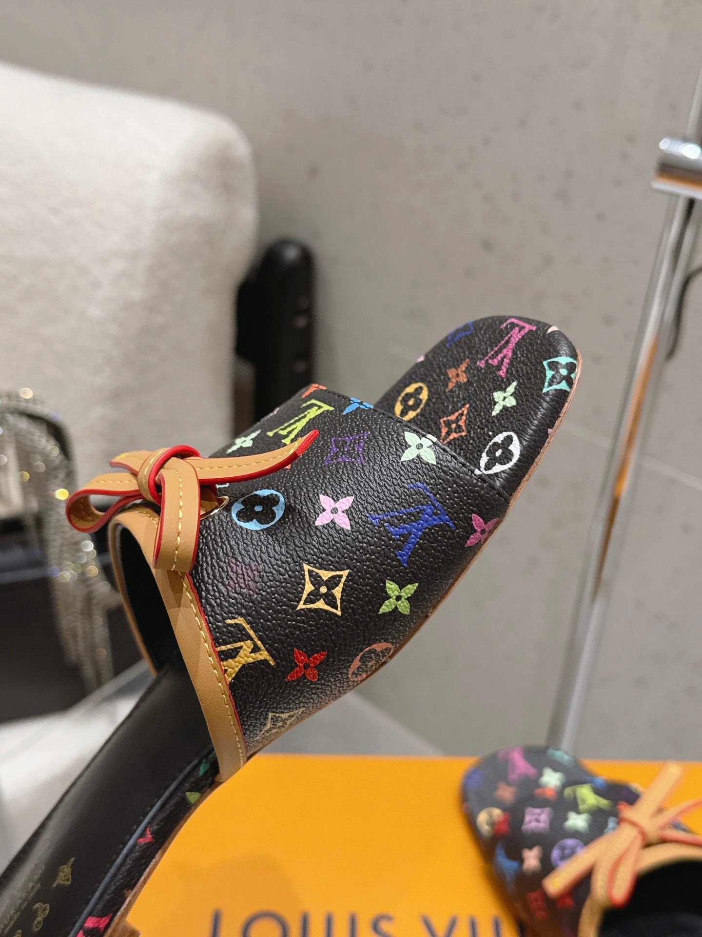 LV 26S FLAT MULE SANDALS IN BLACK MULTICOLOR MONOGRAM CANVAS WITH CALFSKIN BOW
