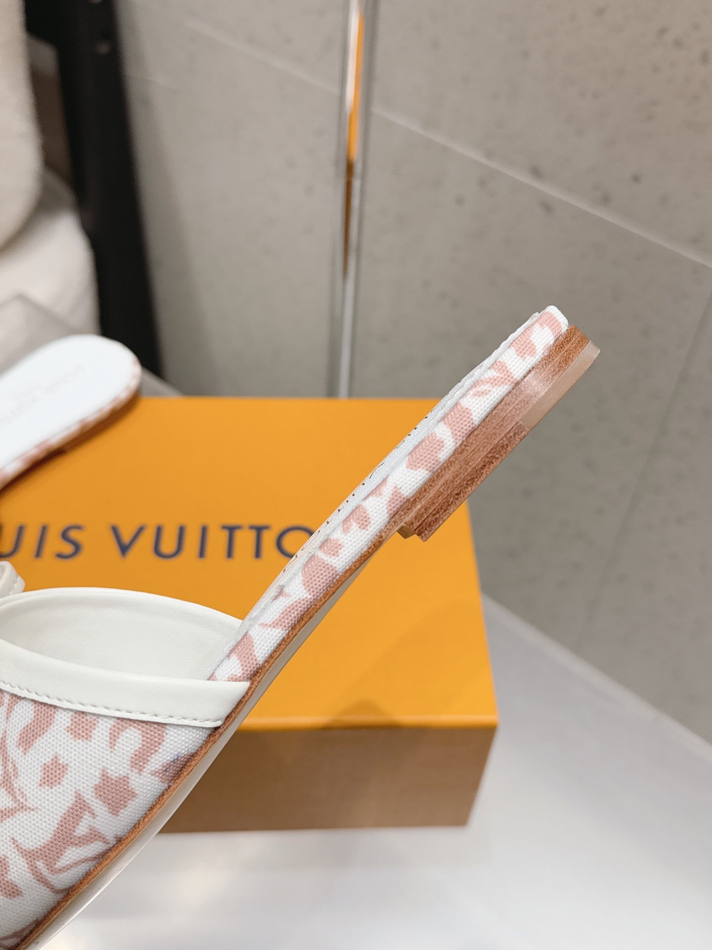 LV 26S FLAT MULE SANDALS IN WHITE PINK MONOGRAM CANVAS WITH CALFSKIN BOW