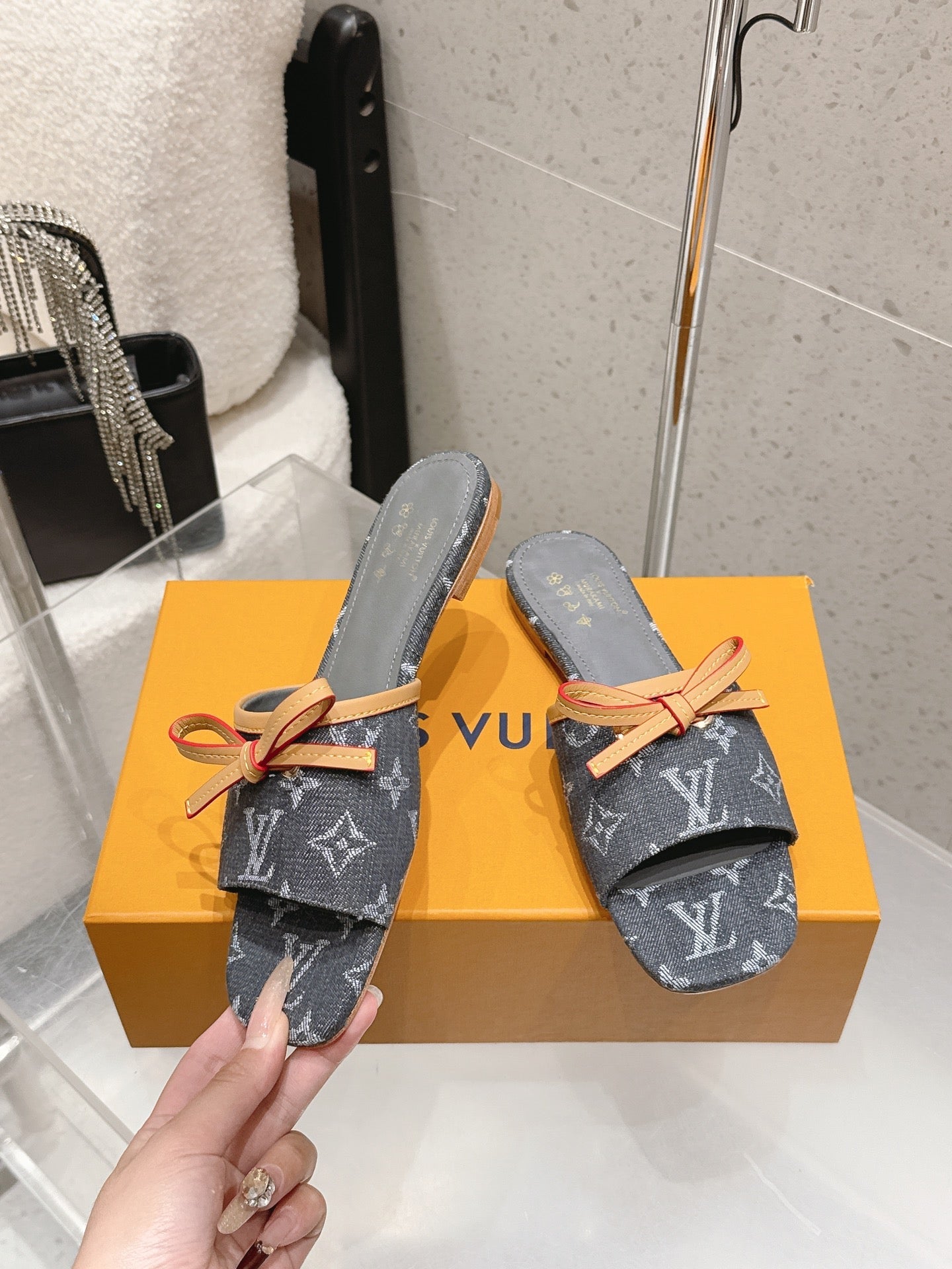 LV 26S FLAT MULE SANDALS IN BLACK MONOGRAM DENIM WITH CALFSKIN BOW
