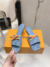 LV 26S FLAT MULE SANDALS IN LIGHT BLUE MONOGRAM DENIM WITH CALFSKIN BOW