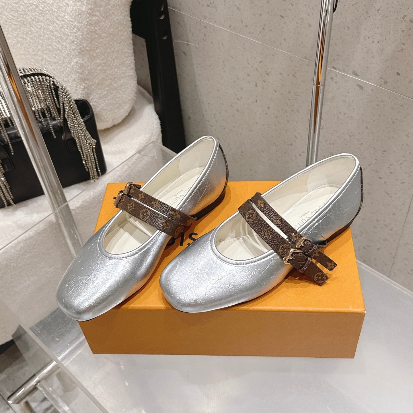 LV 26S MARY JANE FLATS IN SILVER CRINKLED CALFSKIN WITH BROWN MONOGRAM STRAP