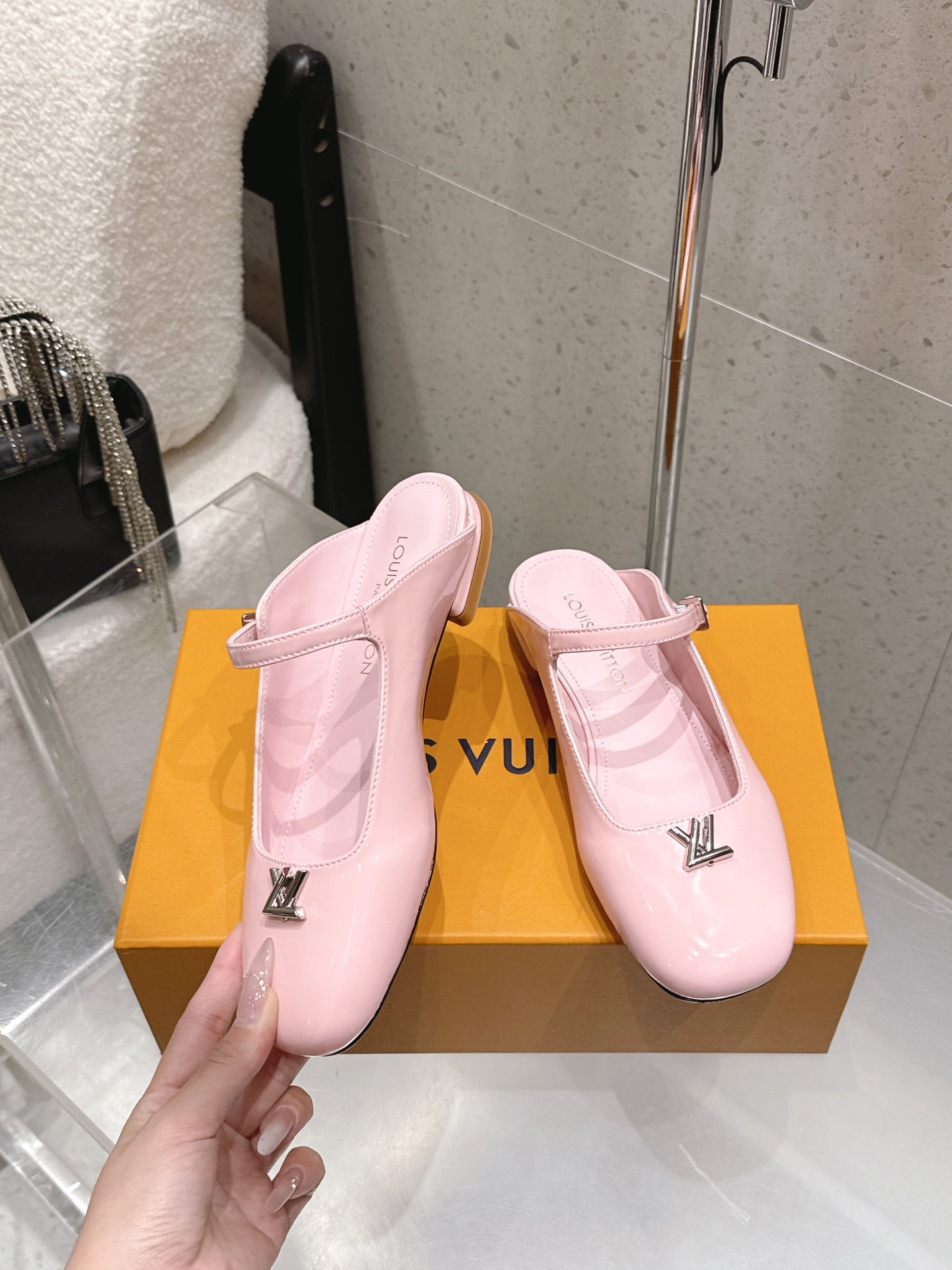LV 26S FLAT MULES IN PINK PATENT CALFSKIN