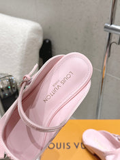 LV 26S FLAT MULES IN PINK PATENT CALFSKIN