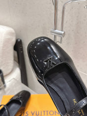 LV 26S FLAT MULES IN BLACK PATENT CALFSKIN