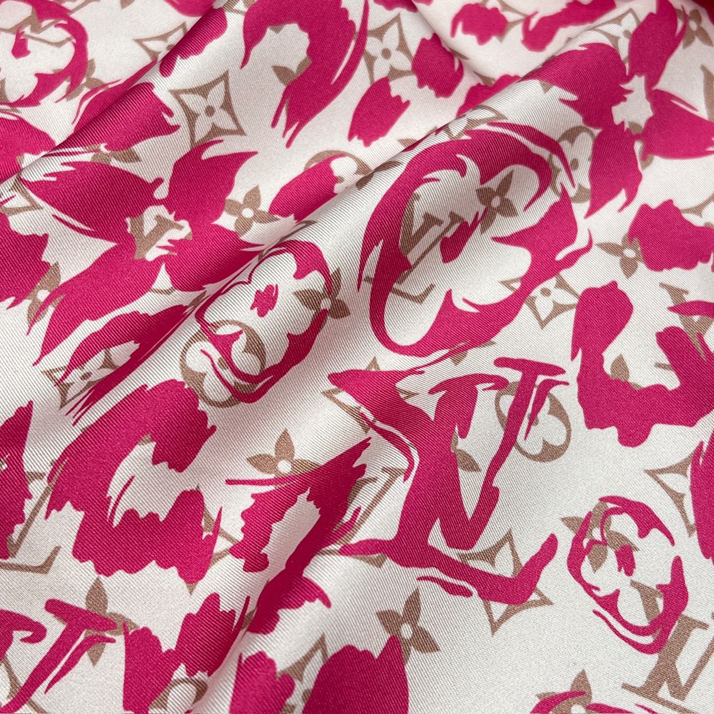 LV 26S SCARF 90 IN SILK 318400