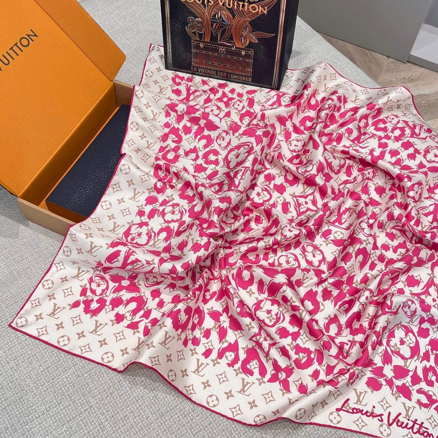 LV 26S SCARF 90 IN SILK 318400