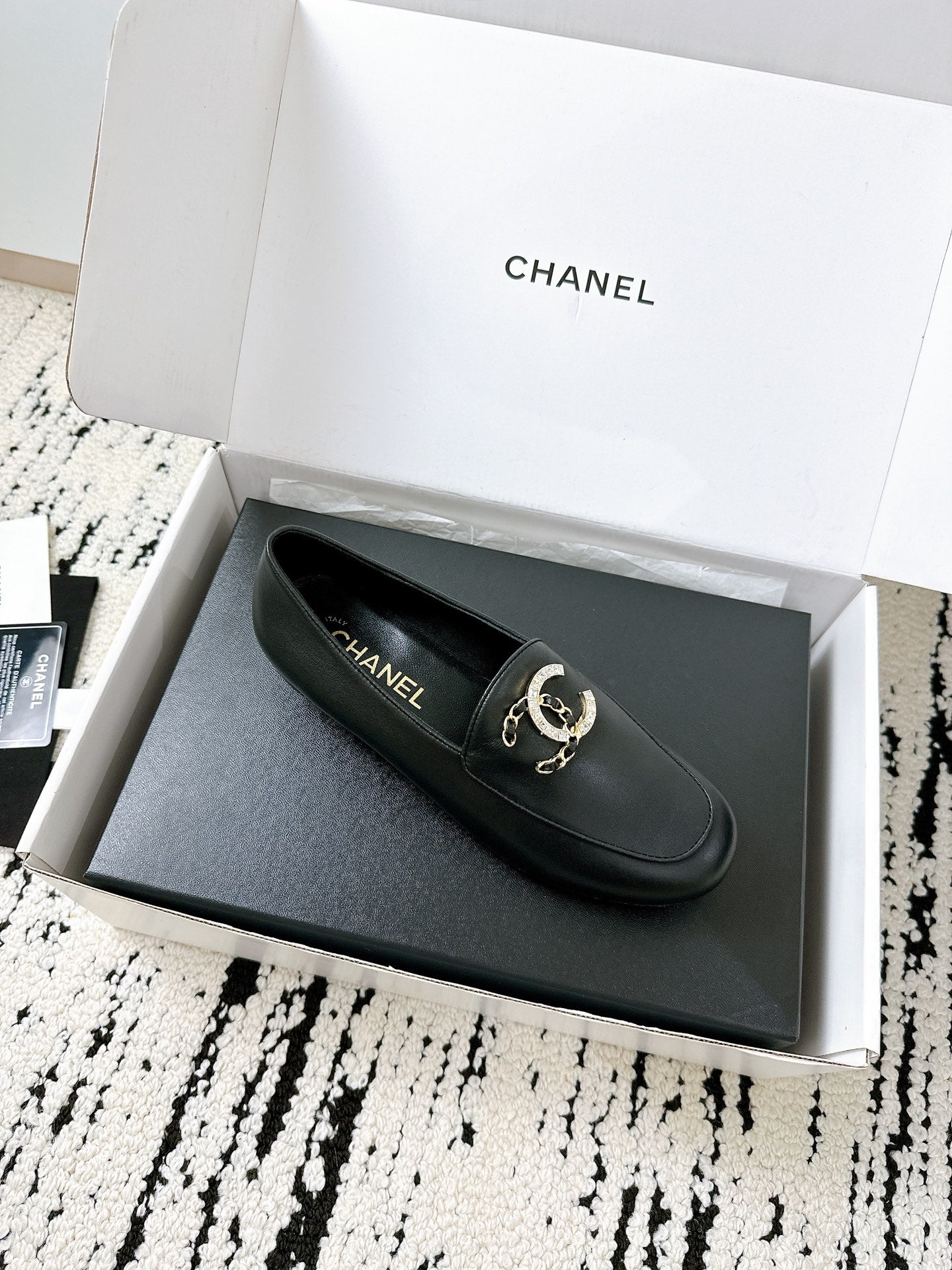 LOAFERS IN BLACK CALFSKIN HARDWARE WITH ROCK MIX CHAIN