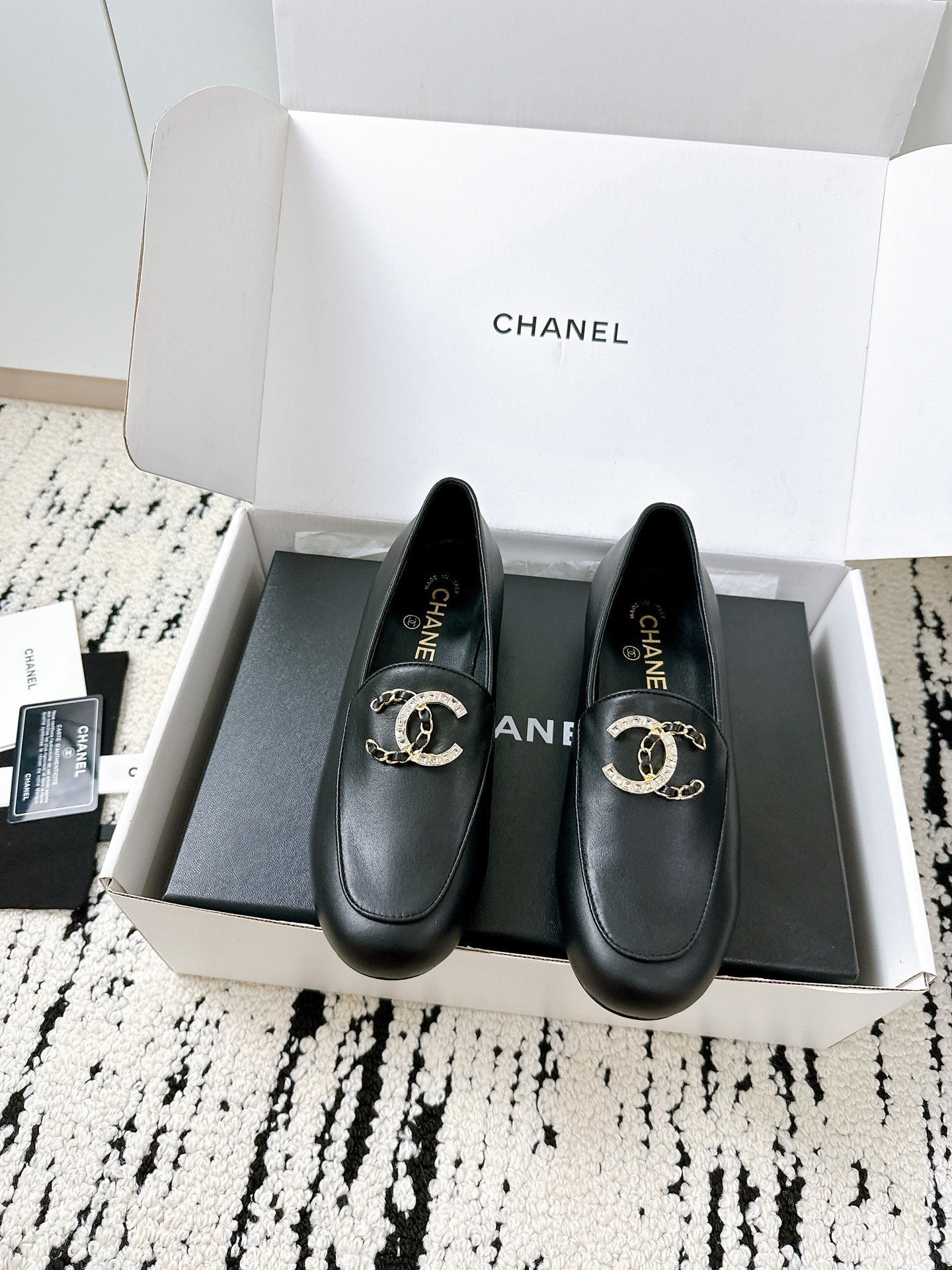 LOAFERS IN BLACK CALFSKIN HARDWARE WITH ROCK MIX CHAIN