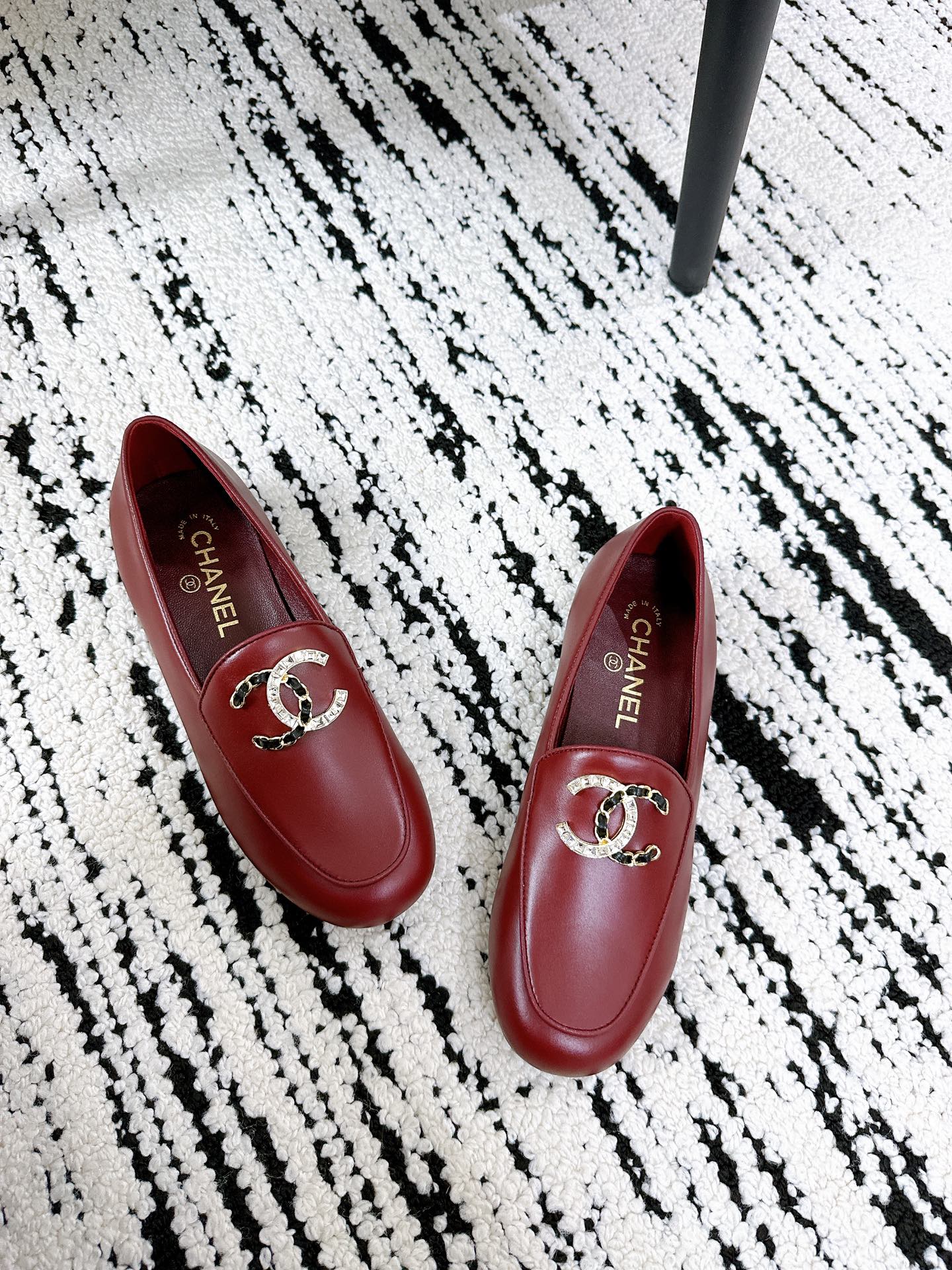 LOAFERS IN RED CALFSKIN HARDWARE WITH ROCK MIX CHAIN
