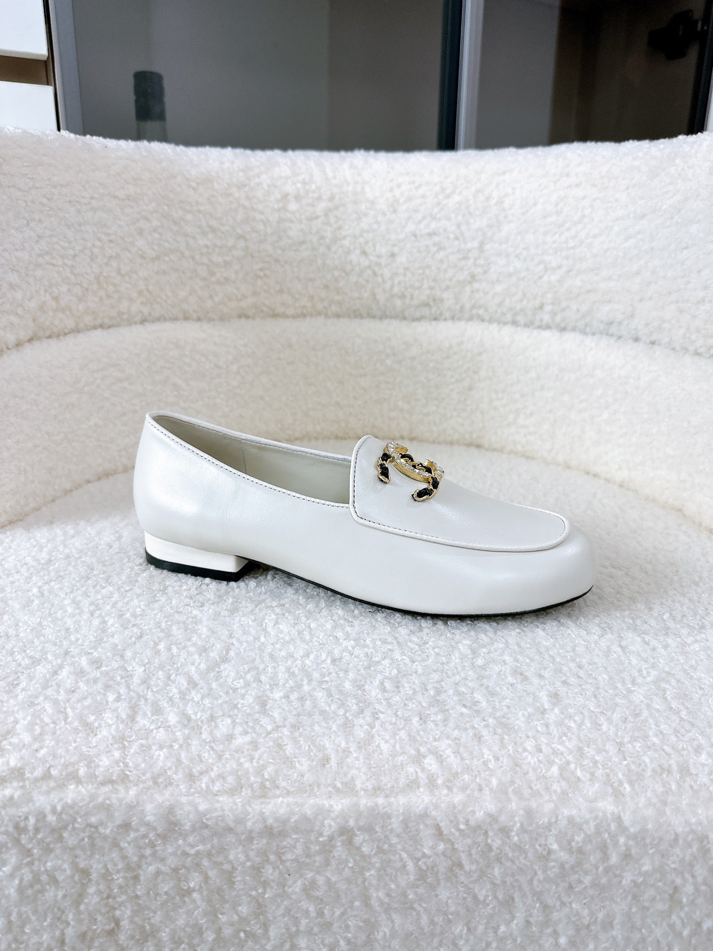 LOAFERS IN WHITE CALFSKIN HARDWARE WITH ROCK MIX CHAIN