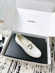 LOAFERS IN WHITE CALFSKIN HARDWARE WITH ROCK MIX CHAIN