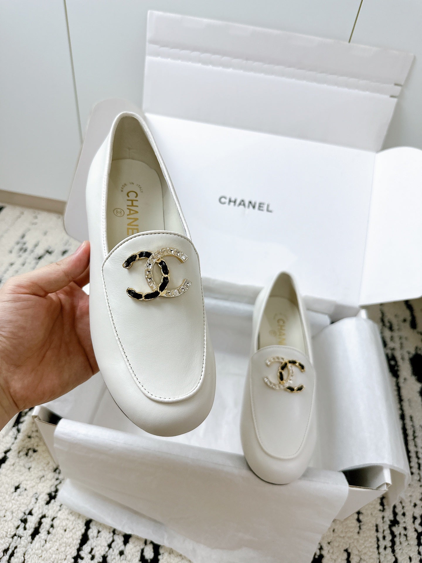 LOAFERS IN WHITE CALFSKIN HARDWARE WITH ROCK MIX CHAIN