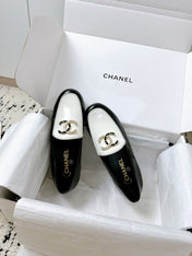 LOAFERS IN WHITE AND BLACK CALFSKIN HARDWARE WITH ROCK MIX CHAIN