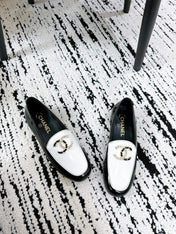 LOAFERS IN WHITE AND BLACK CALFSKIN HARDWARE WITH ROCK MIX CHAIN