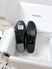 LOAFERS IN WHITE AND BLACK CALFSKIN HARDWARE WITH ROCK MIX CHAIN