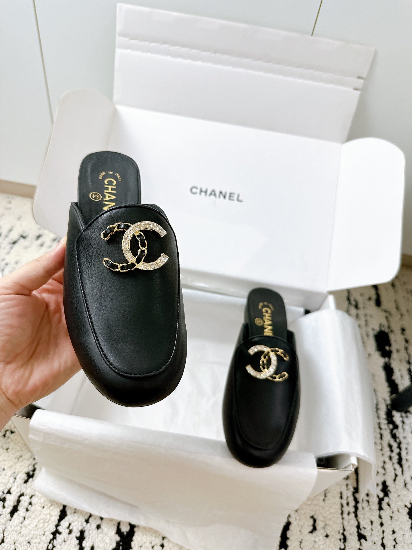 CC FLAT MULE IN BLACK CALFSKIN HARDWARE WITH ROCK MIX CHAIN