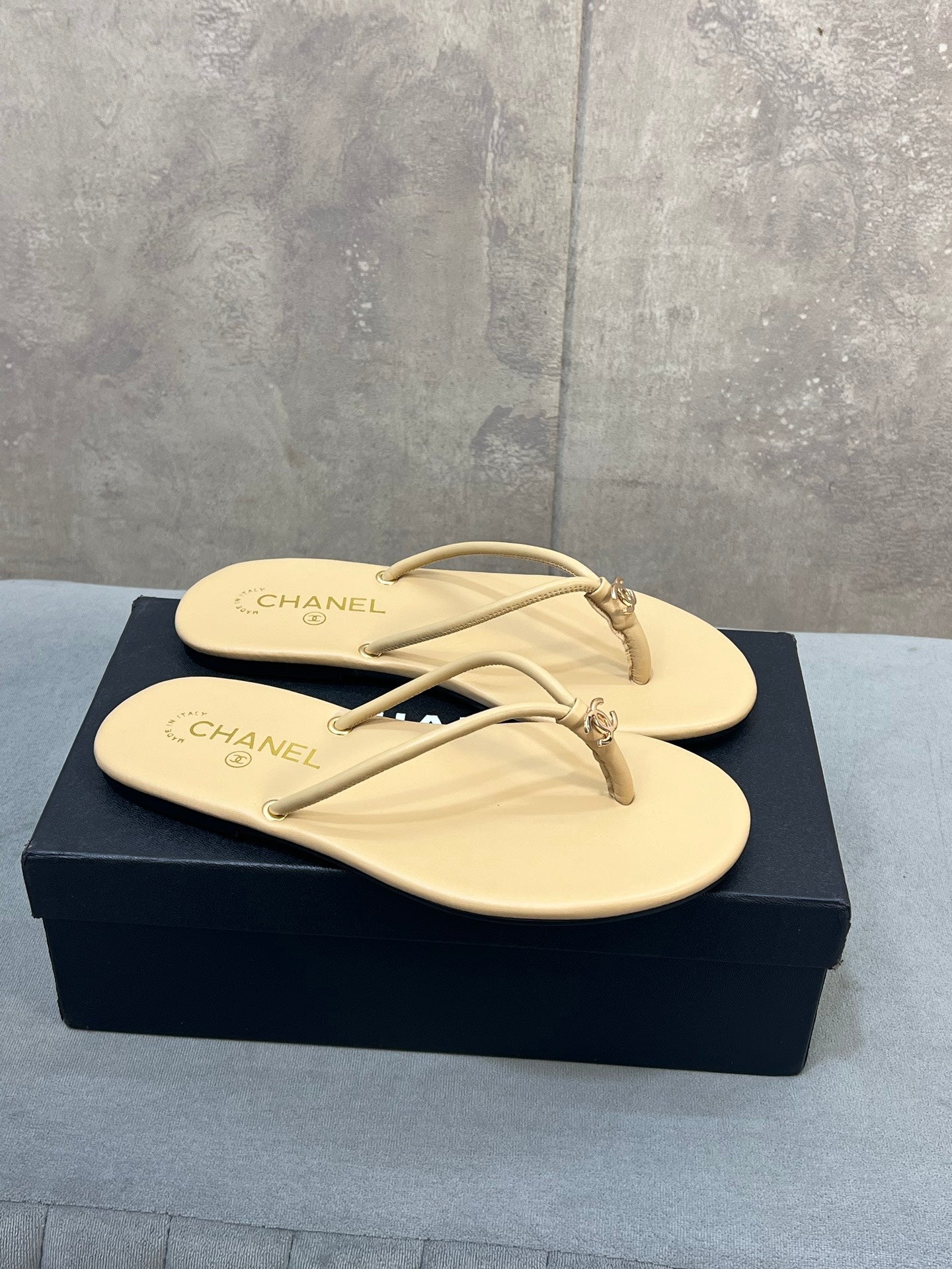 CHANEL 26S FLIP FLOPS IN BEIGE CALFSKIN CC LOGO