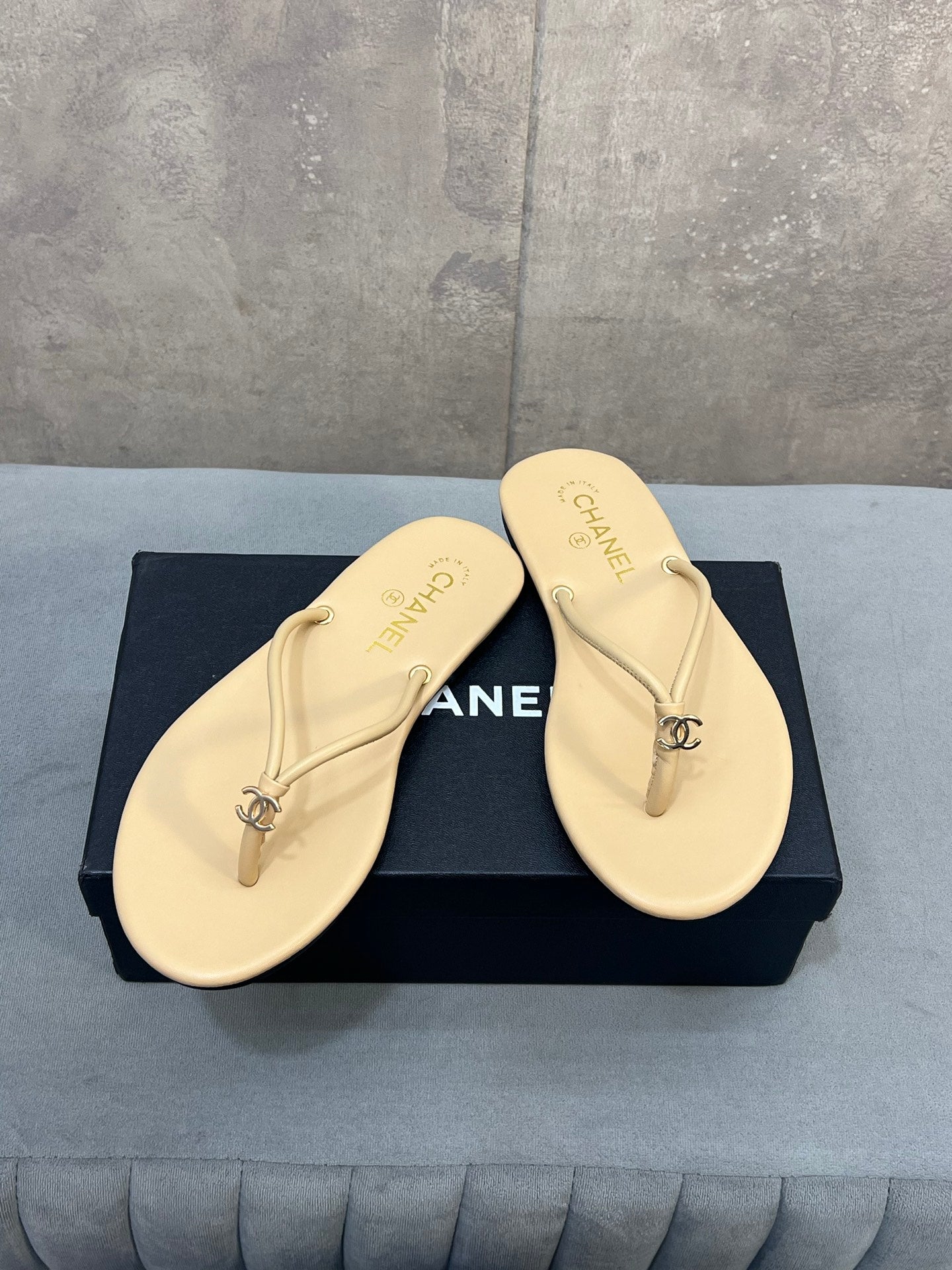 CHANEL 26S FLIP FLOPS IN BEIGE CALFSKIN CC LOGO