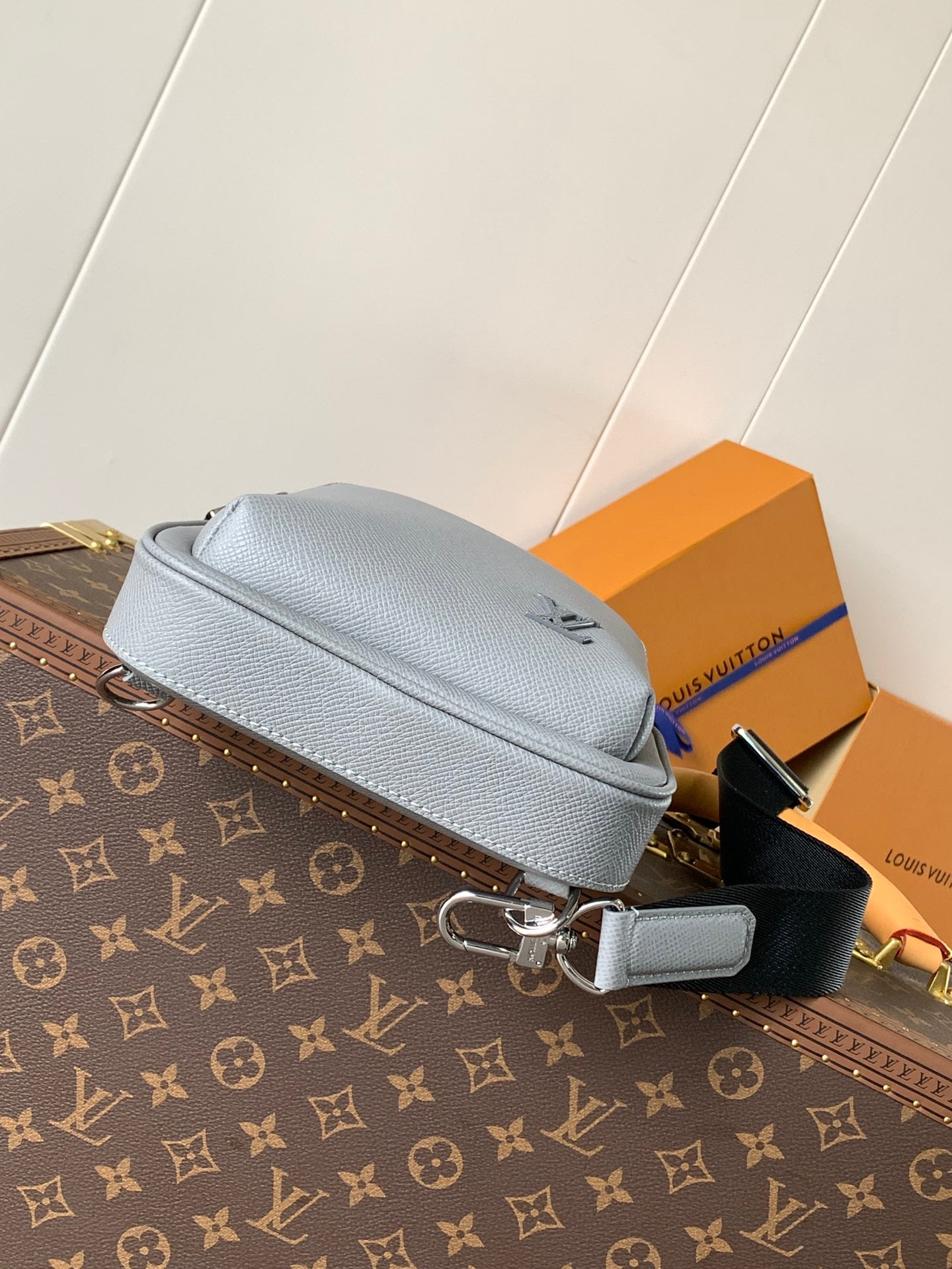 AVENUE SLINGBAG 31 IN GREY TAIGA LEATHER