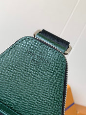 AVENUE SLINGBAG 31 IN DARK GREEN TAIGA LEATHER