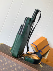 AVENUE SLINGBAG 31 IN DARK GREEN TAIGA LEATHER