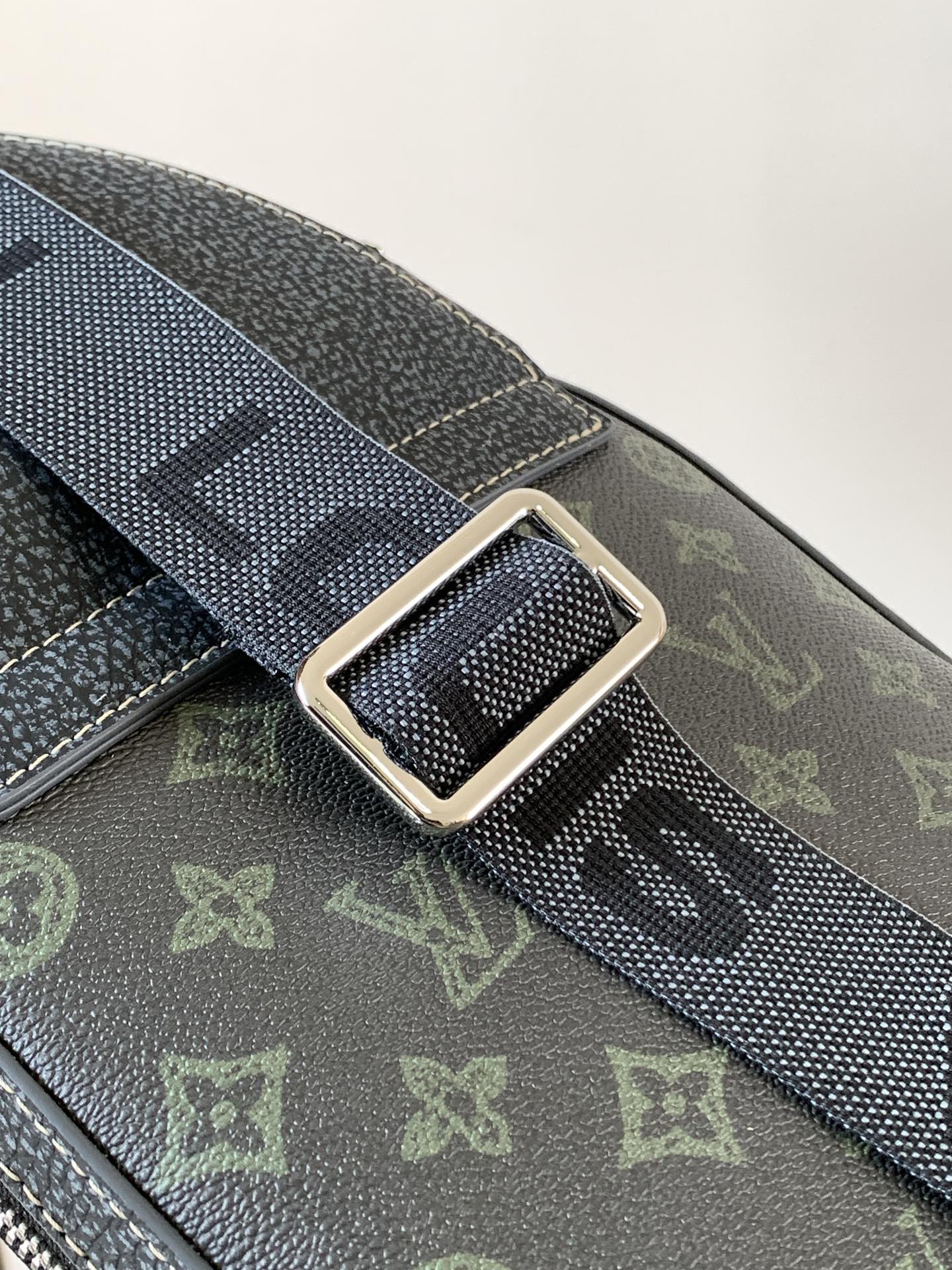 AVENUE SLINGBAG 31 IN BLACK MONOGRAM CANVAS WITH BROWN LOGO
