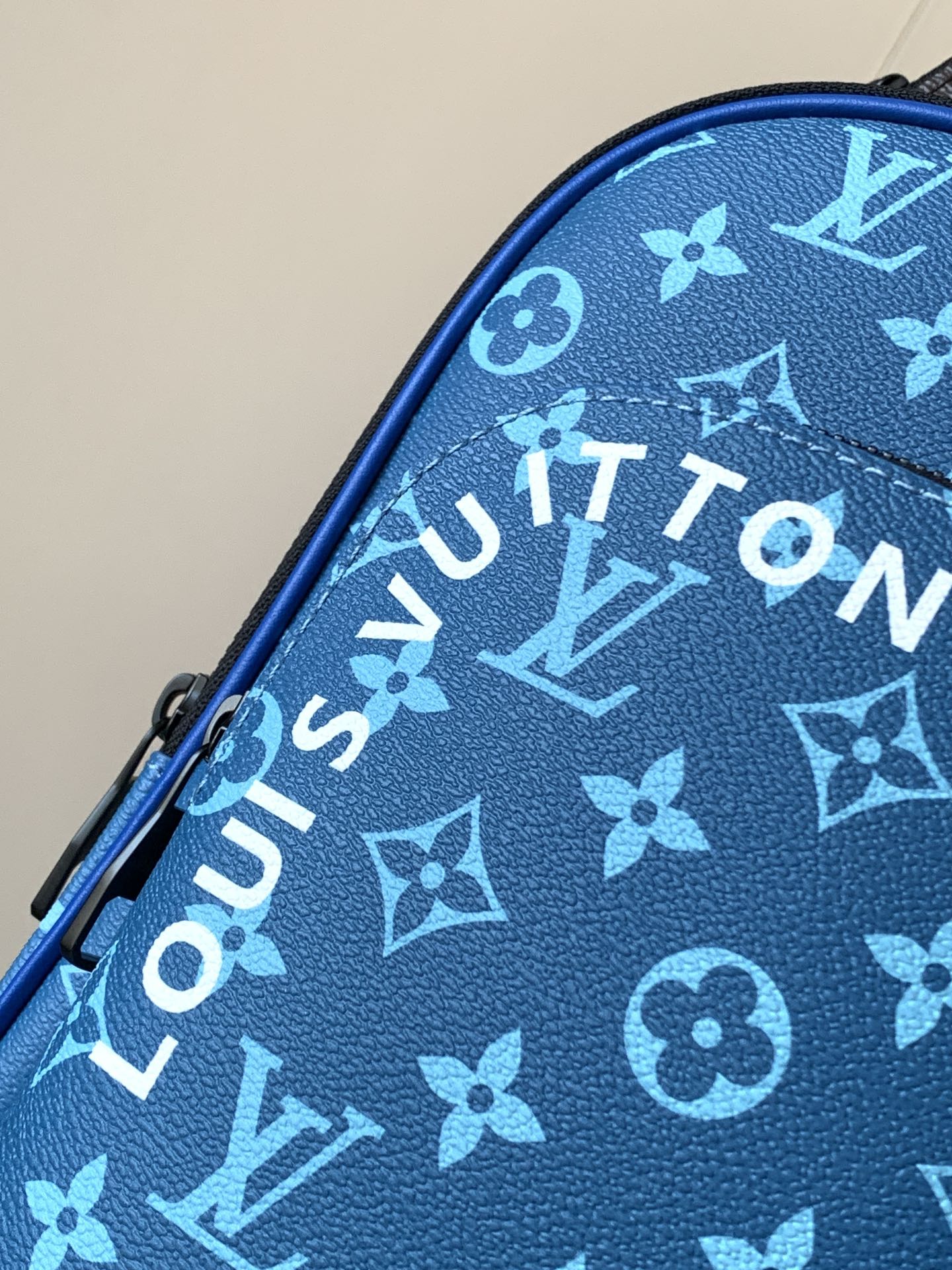 AVENUE SLINGBAG 31 IN BLUE AND BROWN TAIGA LEATHER