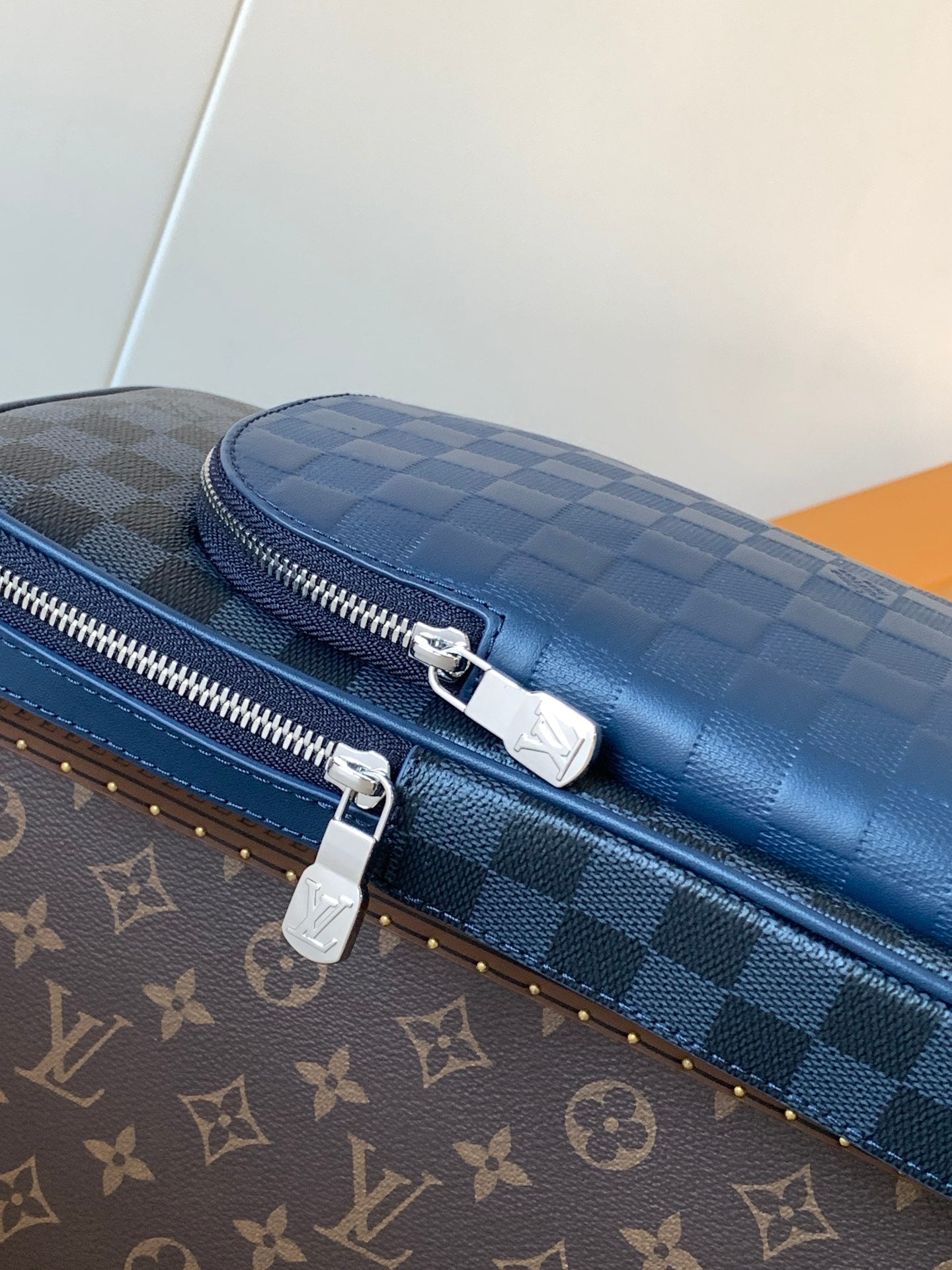AVENUE SLINGBAG 31 IN NAVY BLUE TAIGA LEATHER WITH WHITE LOGO PRINTED