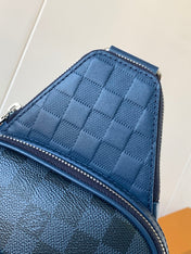 AVENUE SLINGBAG 31 IN NAVY BLUE TAIGA LEATHER WITH WHITE LOGO PRINTED