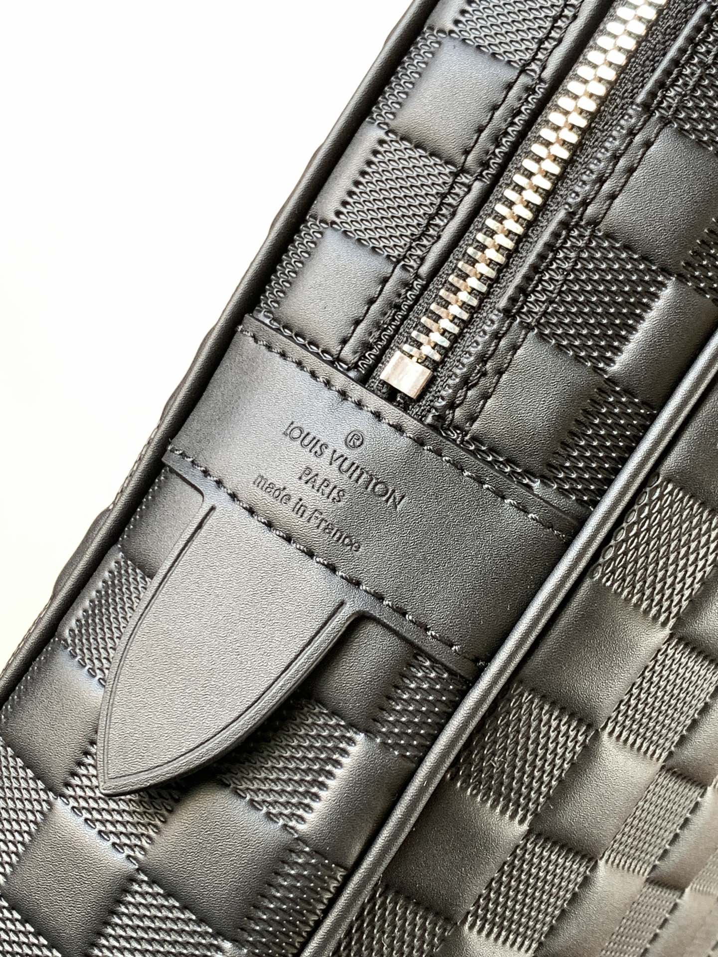 LV 25S PORTE- DOCUMENTS VOYAGE 41 IN BLACK EMBOSSED DAMIER INFINI CALFSKIN
