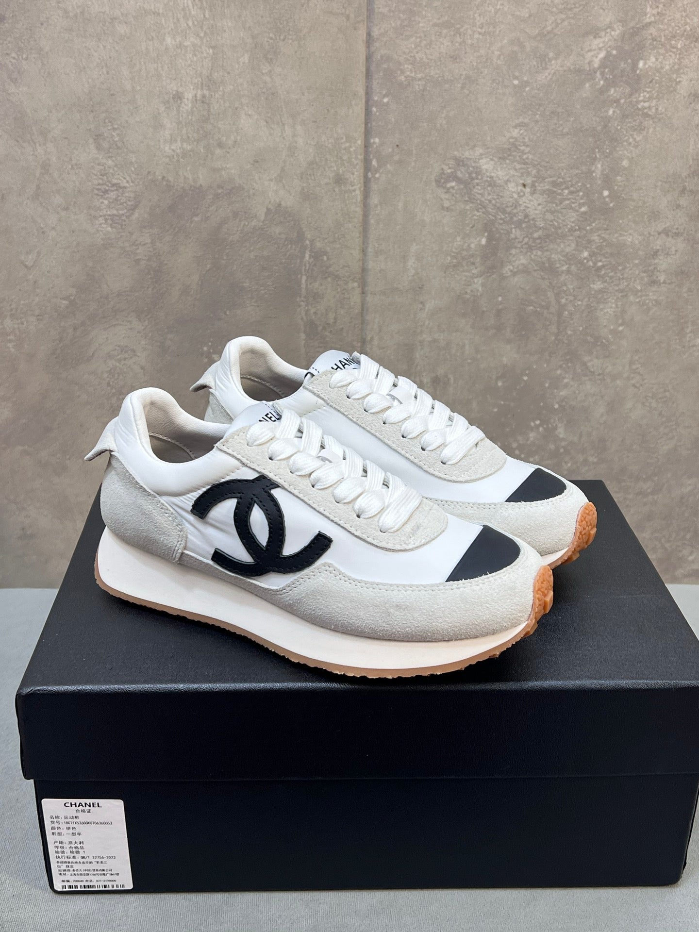 CHANEL 26S RUNNING SNEAKERS IN WHITE AND LIGHT GREY SUEDE AND NYLON CC LOGO