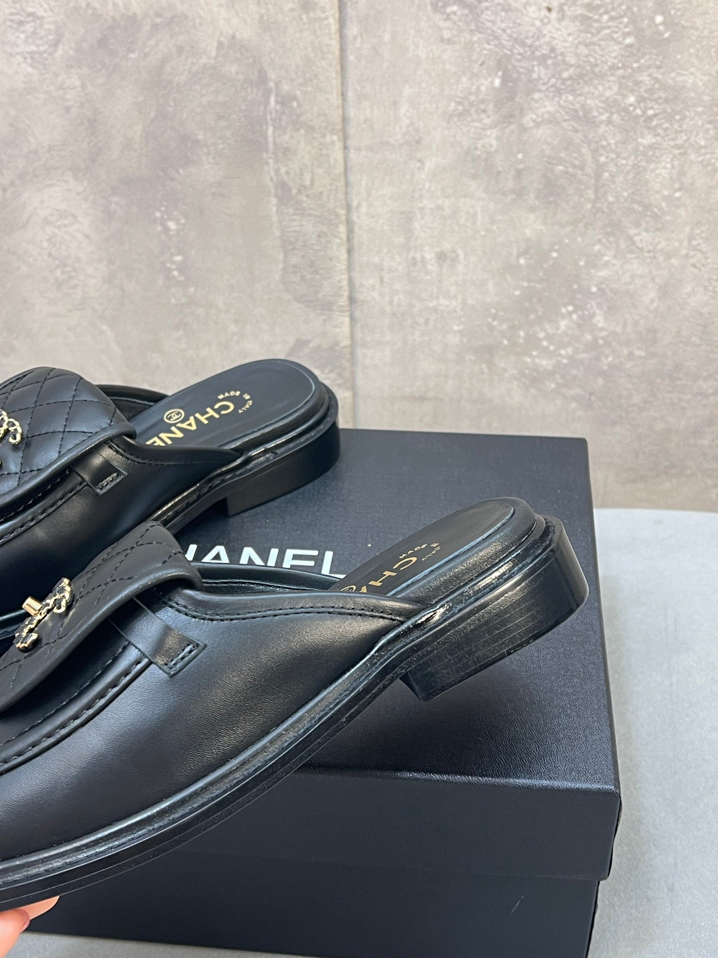 CHANEL 26S MULE LOAFERS IN BLACK QUILTED CALFSKIN WITH CC LOGO