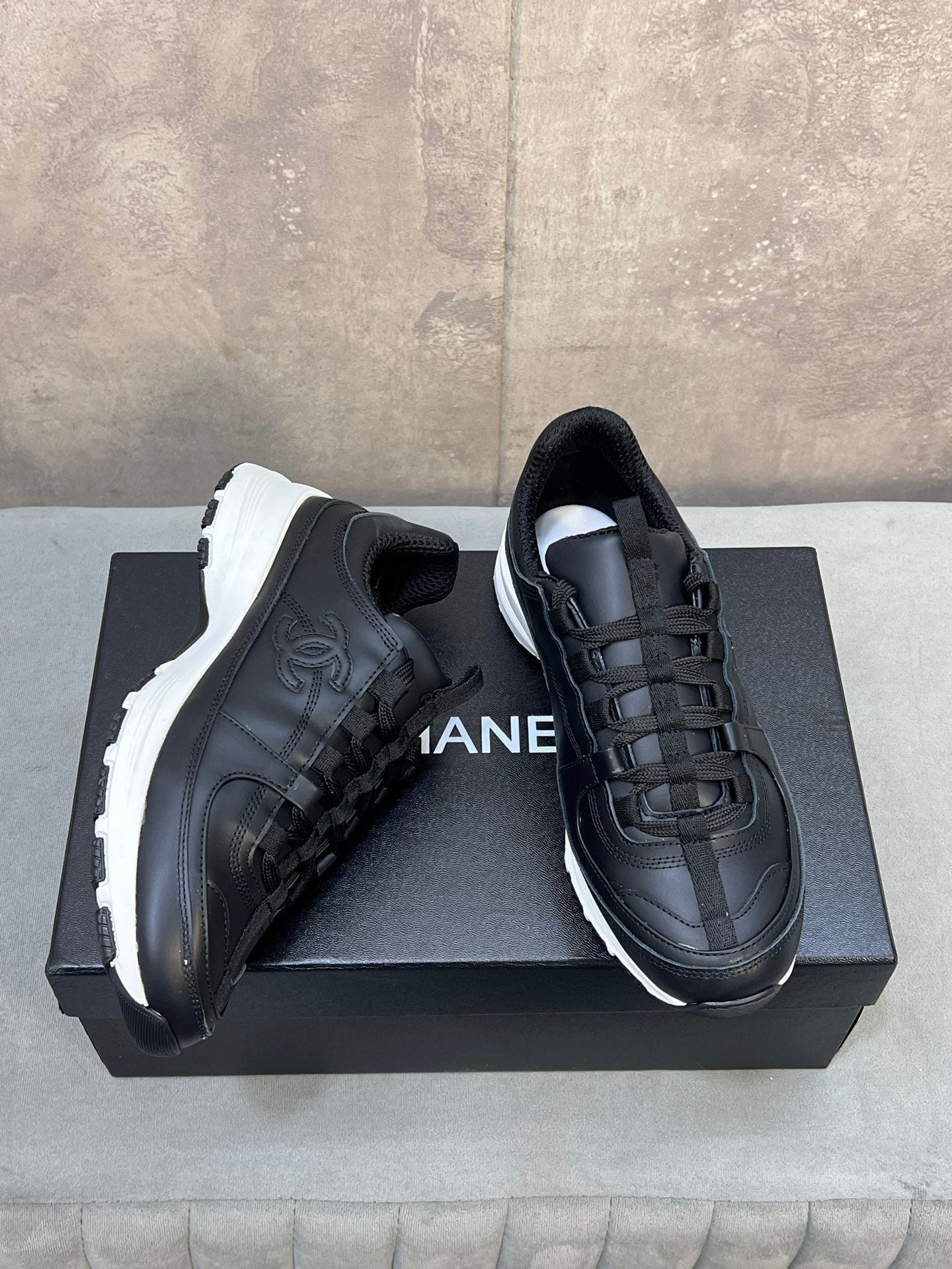 CHANEL 26S RUNNER CC LOGO SNEAKERS IN BLACK CALFSKIN