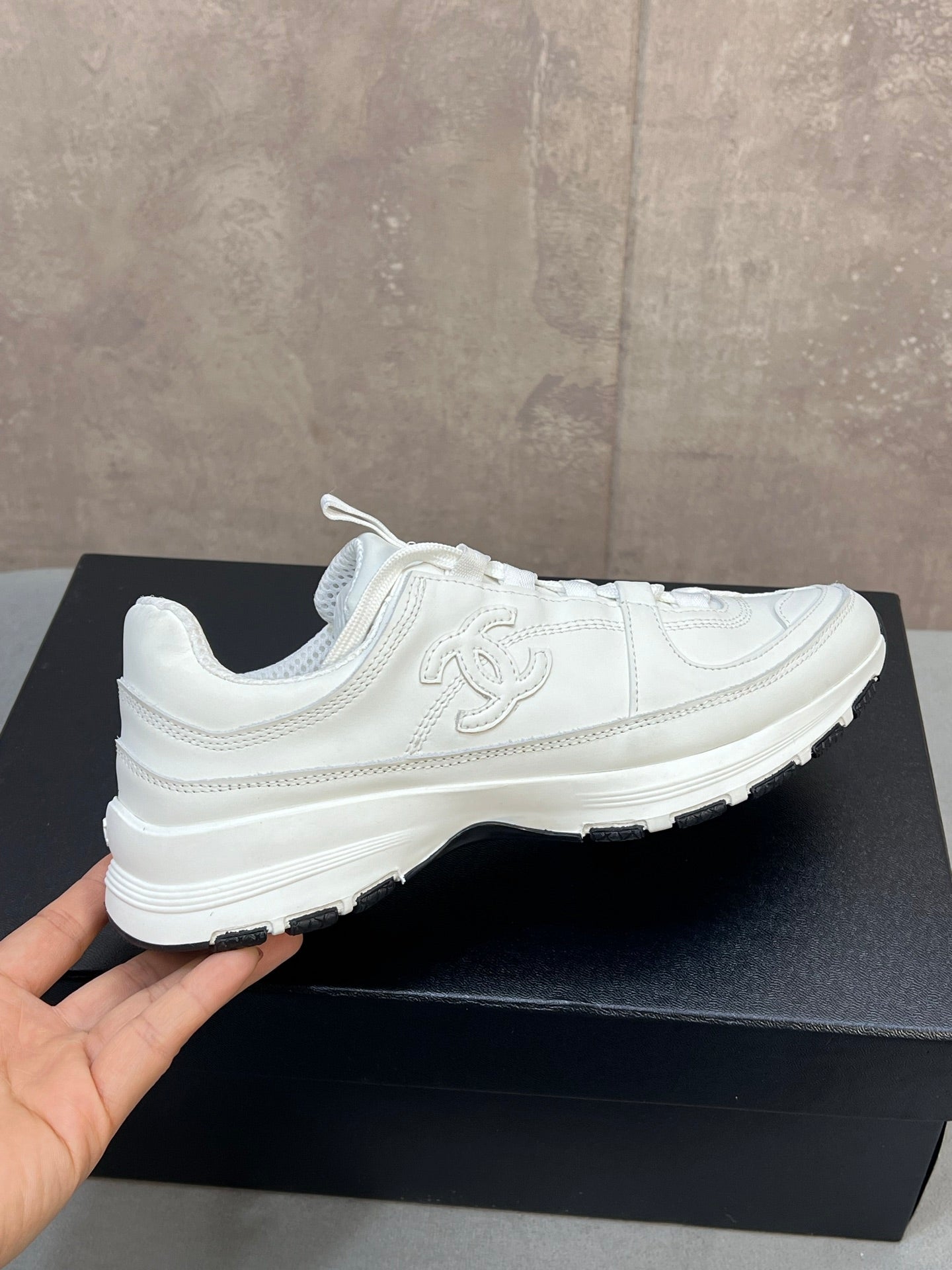 CHANEL 26S RUNNER CC LOGO SNEAKERS IN WHITE CALFSKIN