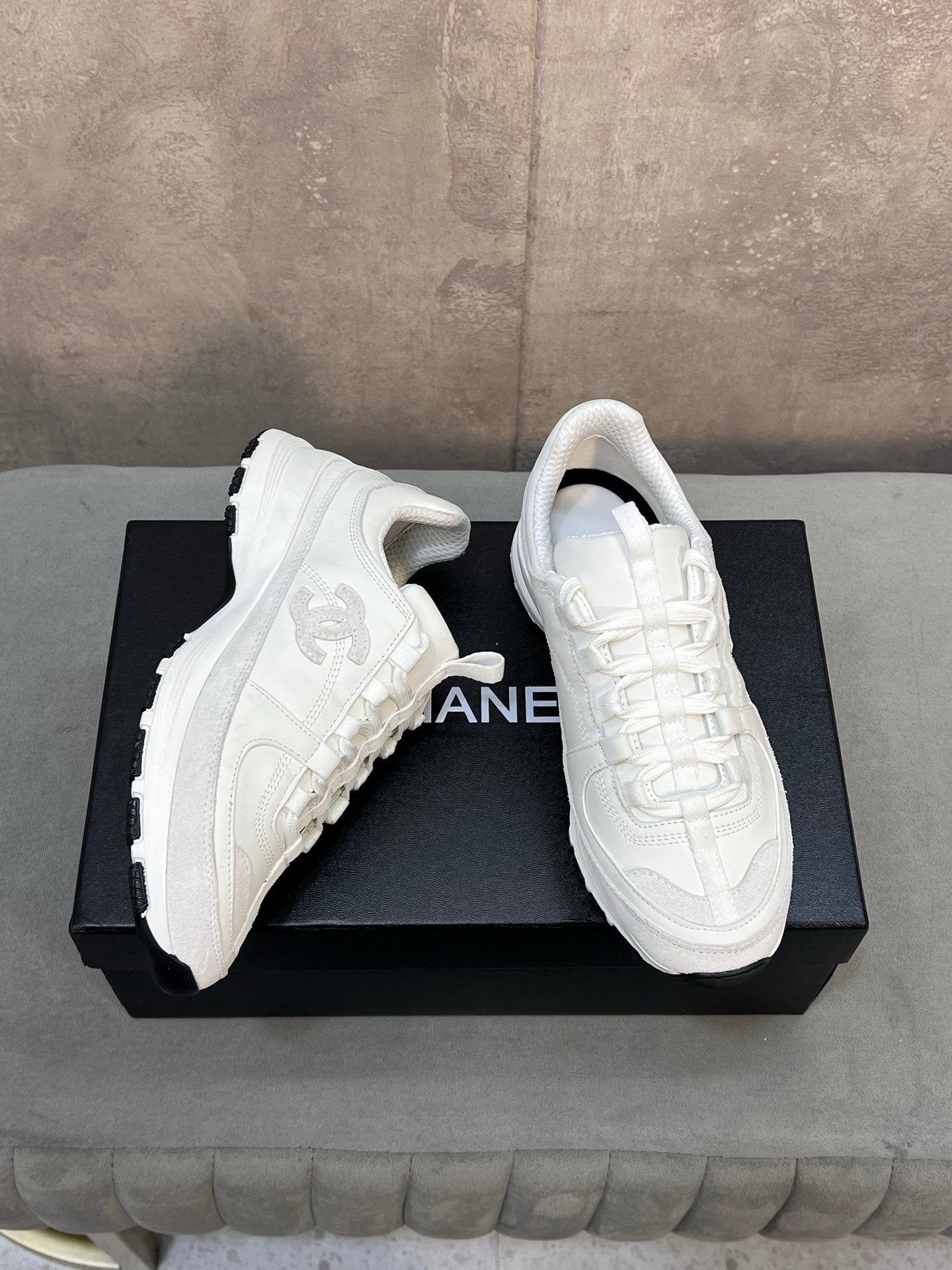 CHANEL 26S RUNNER CC LOGO SNEAKERS IN WHITE CALFSKIN AND SUEDE