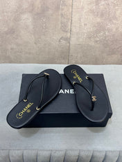 CHANEL 26S FLIP FLOPS IN BLACK CALFSKIN CC LOGO