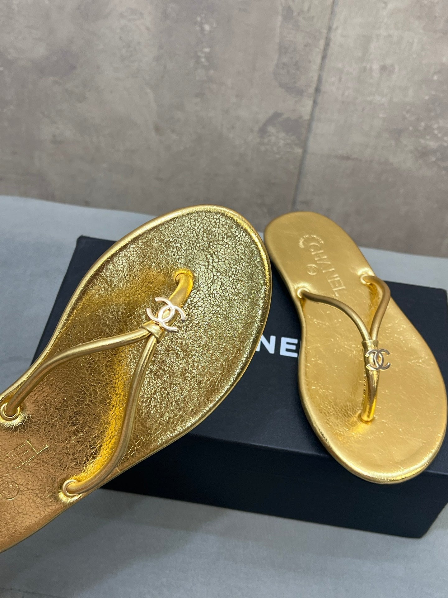 CHANEL 26S FLIP FLOPS IN GOLD CALFSKIN CC LOGO
