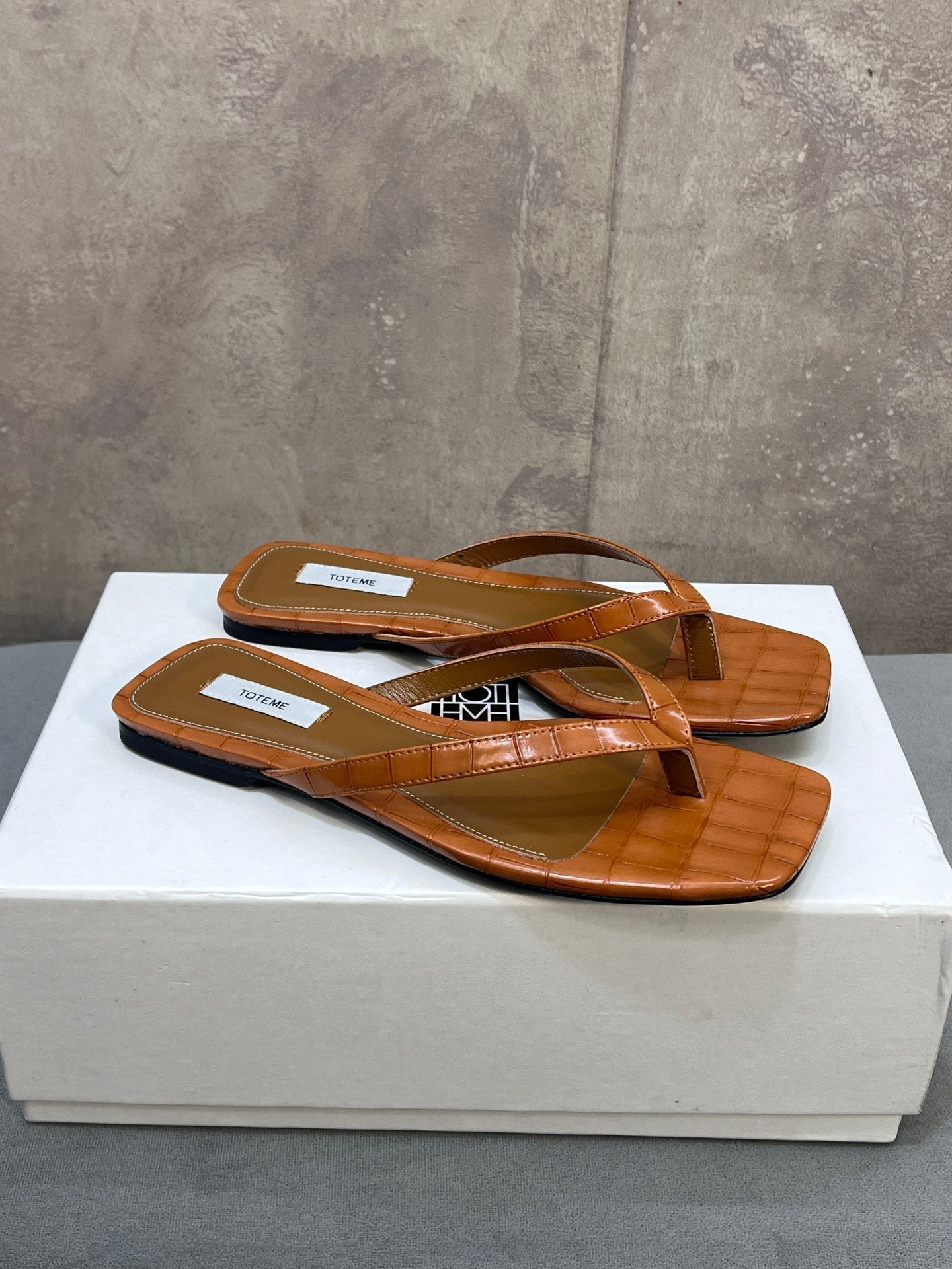 THE ROW 26S SQUARE TOE THONG SANDALS IN CARAMEL BROWN CROCODILE EMBOSSED CALFSKIN