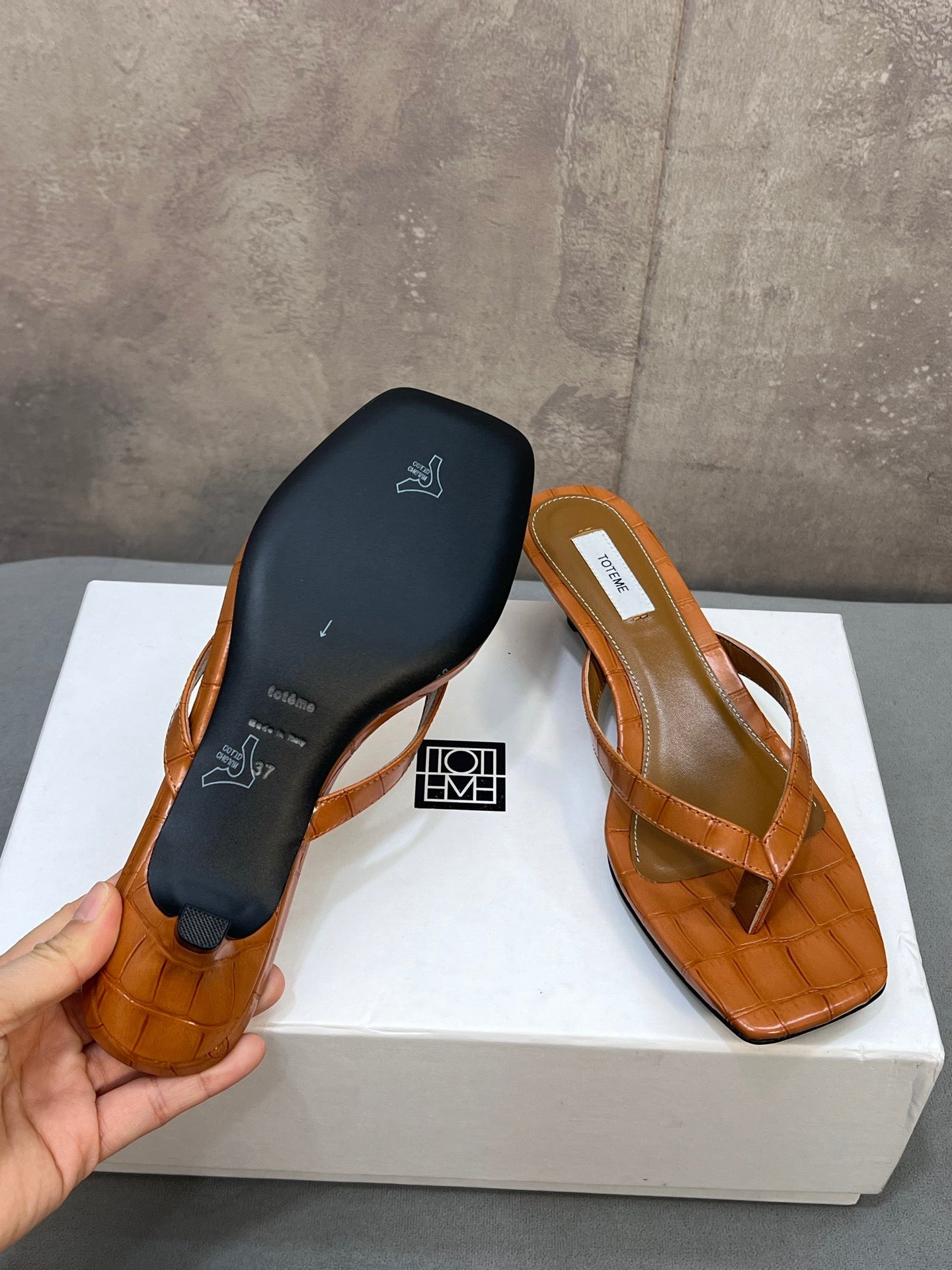 THE ROW 26S SQUARE TOE THONG KITTEN HEEL SANDALS 45MM IN CARAMEL BROWN CROCODILE EMBOSSED CALFSKIN